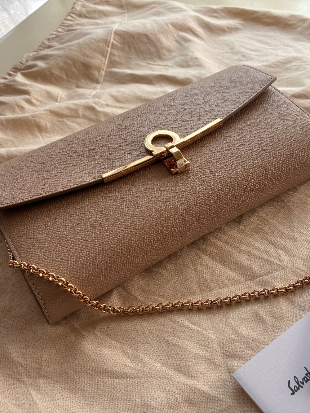 NWT Salvatore Ferragamo Gancini 22 C941 Macadamia Pebbled Leather Chain Clutch